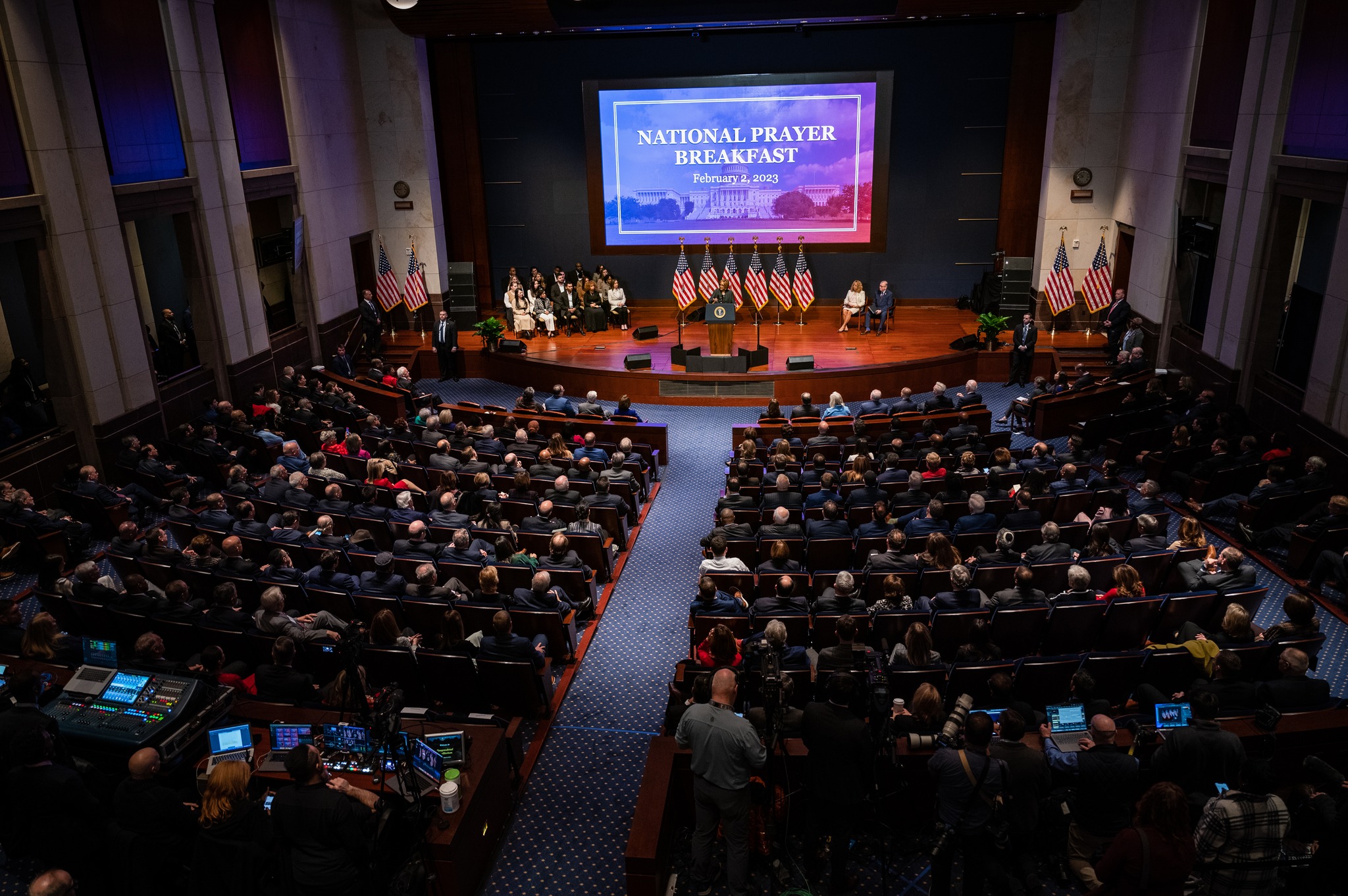 450名參眾兩院議員和官員坐滿國會訪客中心。（圖／翻攝自FB @Rep. Lucy McBath）